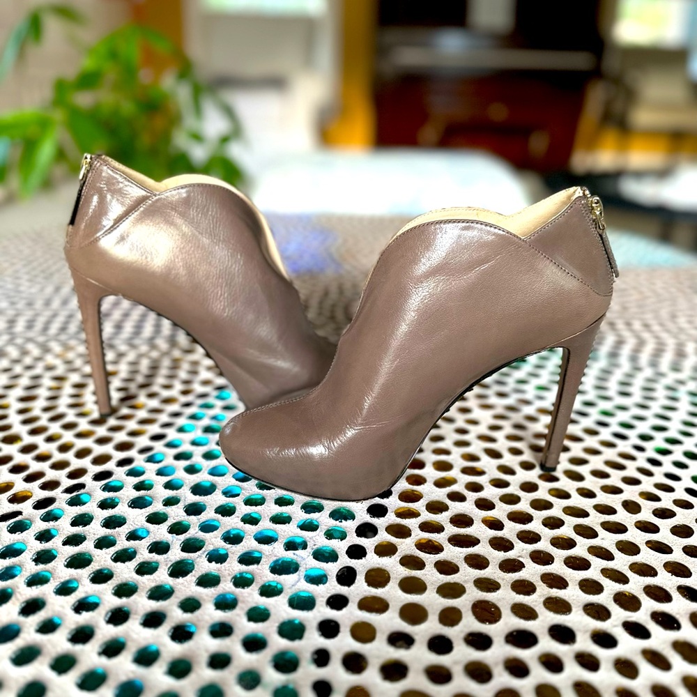 Nine West Genuine Leather high heel Booties, size 9,but fits like 8.5